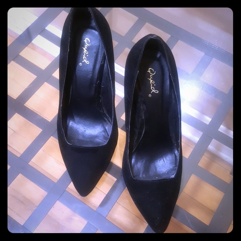 SOLD----Qupid Pointy Velvet Pumps!